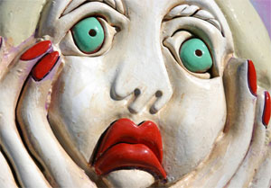 L'immagine mostra una scultura che rappresenta una faccia